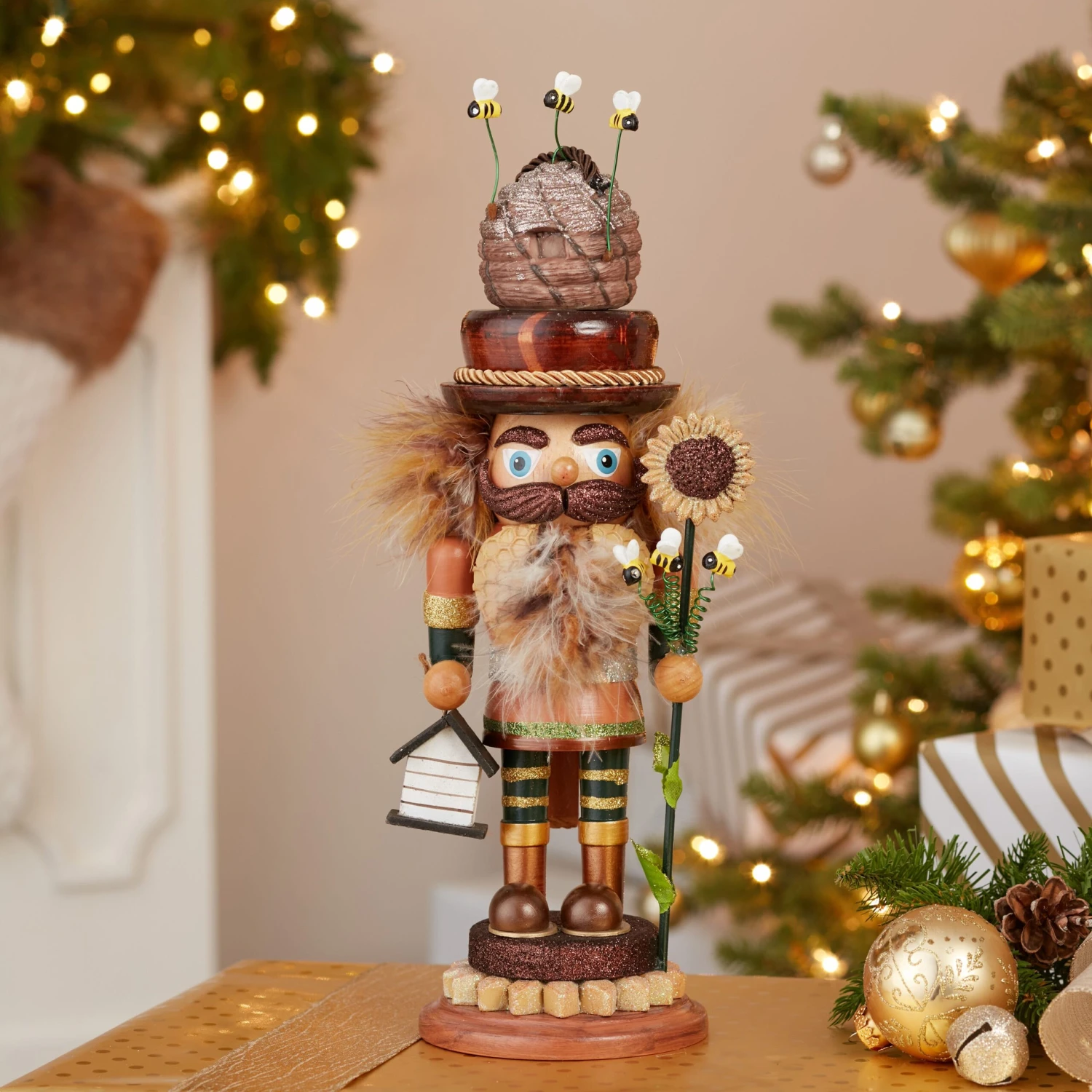 Kurt Adler 15-Inch Hollywood Bee Keeper Nutcracker 8 Kurt Adler 15-Inch Hollywood Bee Keeper Nutcracker - Image 6